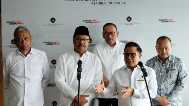 Menko PMK Cak Imin dan Mensos Gus Ipul memberikan penjelasan ke media