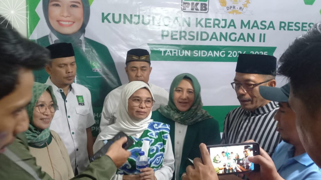 Neng Eem Marhamah didampingin Ketua DPC PKB Koa Bogor dan seluruh anggota DPRD melayani pertanyaan wartawan